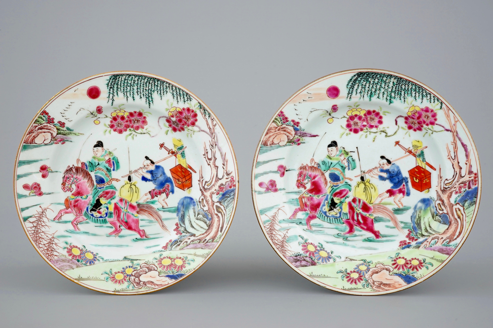 Een erg fraai paar Chinese famille rose borden met personages, Yongzheng, 1723-1735