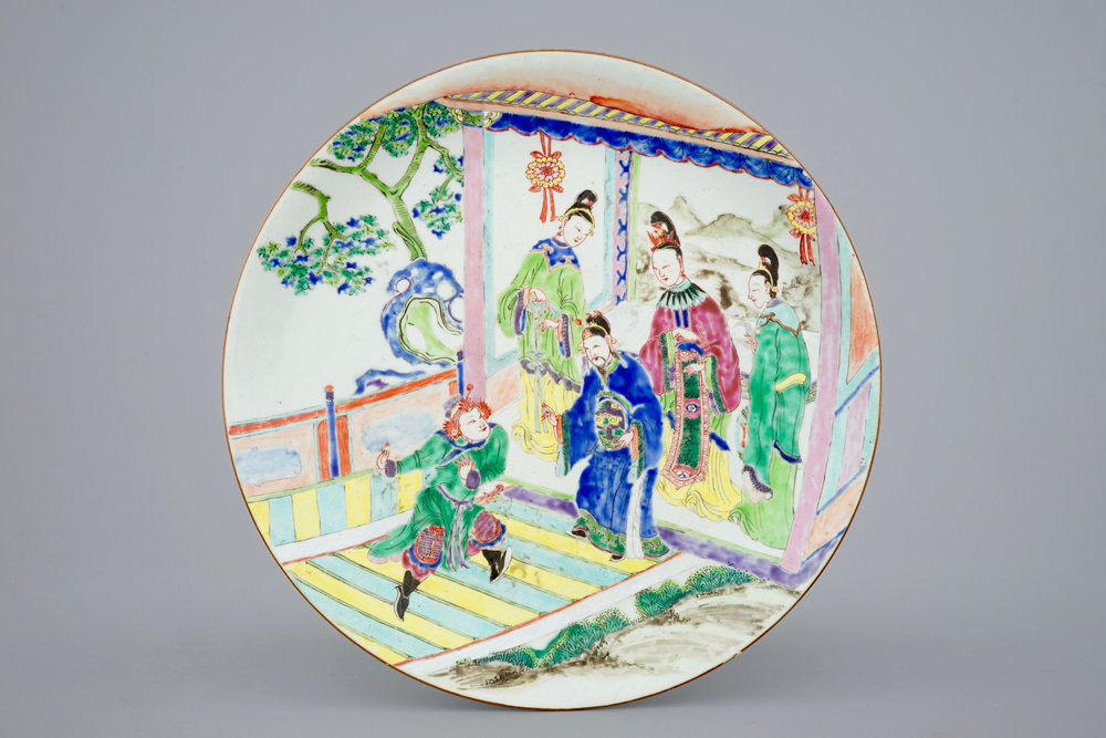 Een ongewone Chinese famille rose schotel met &quot;openlucht&quot; decor, Yongzheng, 1723-1735