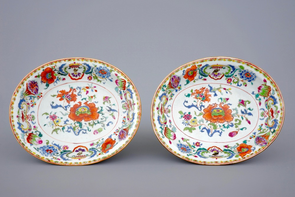 Een zeldzaam paar ovale kommen in Chinees export porselein met &quot;Pompadour&quot; decor, ca. 1745