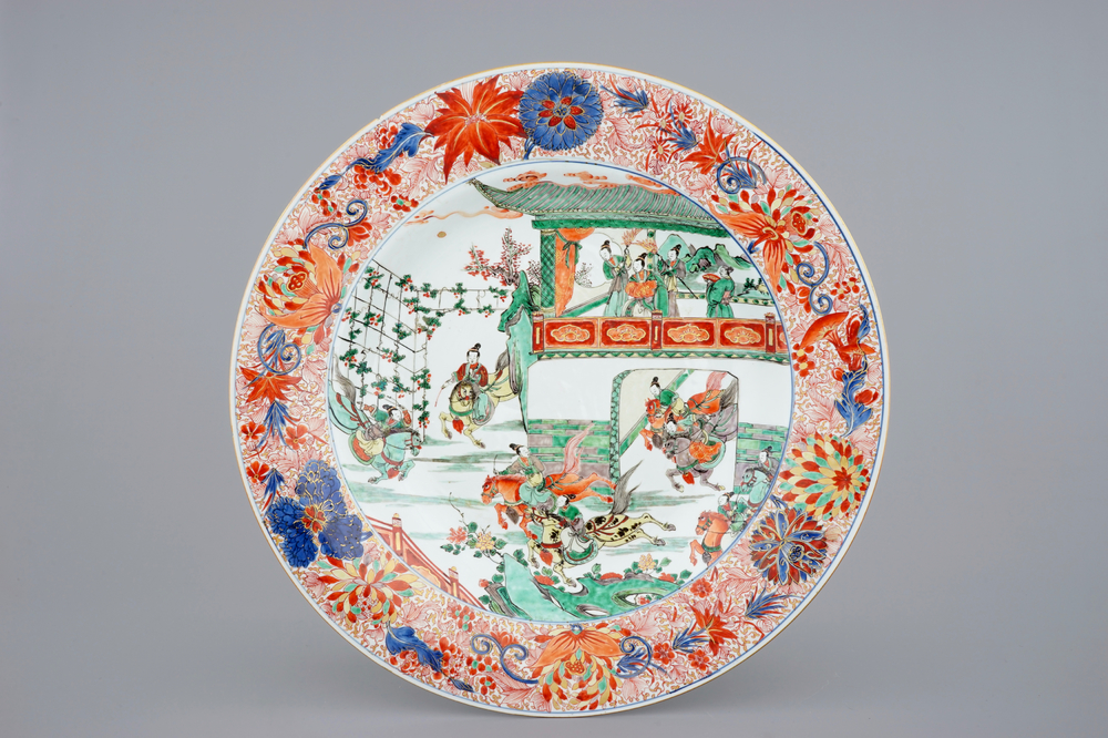 Un tr&egrave;s grand plat en porcelaine de Chine verte-Imari aux chevaliers, Kangxi