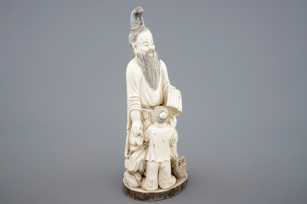 Een Chinese ivoren groep van een wijze met kind, 19e eeuw