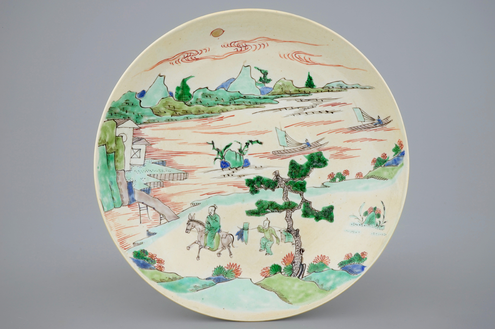 Un plat paysage en porcelaine de Chine famille verte sur fond caf&eacute; au lait, Kangxi