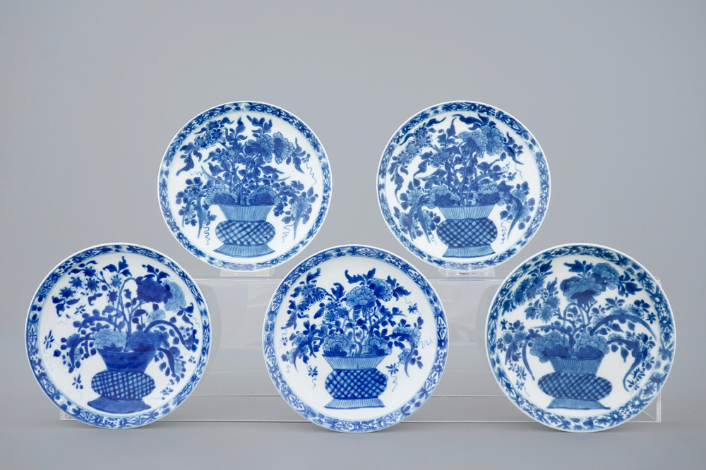Een set van 5 blauw-witte bordjes met bloemenmanden, Kangxi