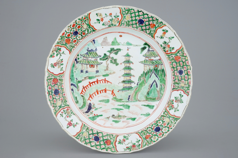 Un grand plat en porcelaine de Chine famille verte &agrave; d&eacute;cor d'un paysage, Kangxi