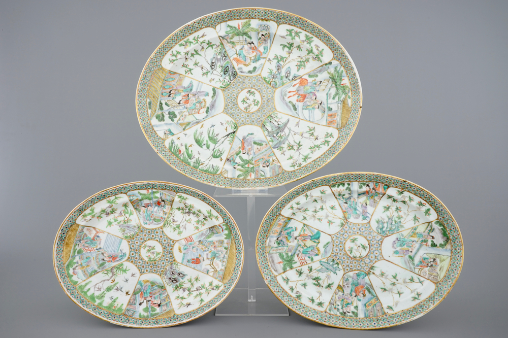 Trois grands plats ovales en porcelaine de Chine famille verte de Canton, 19&egrave;me
