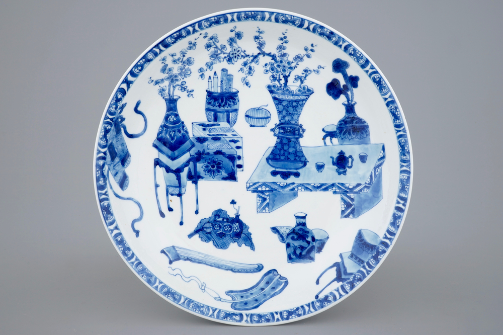 Een Chinese blauw-witte schotel met kostbaarhedendecor, Kangxi