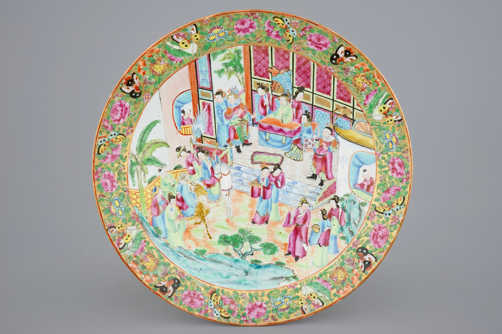 Un grand plat en porcelaine de Chine famille rose de Canton, 19&egrave;me
