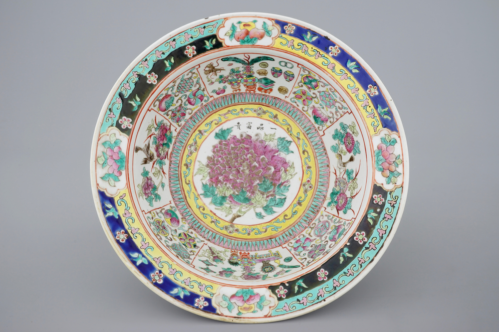 A deep Chinese famille rose Straits porcelain bowl with inscription, 19th C.