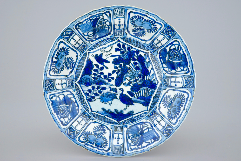 Een grote blauw-witte kraak porseleinen schotel, Wanli, 1573-1619