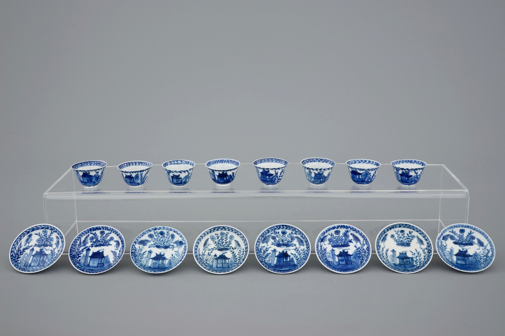 Un lot de 8 tasses et soucoupes miniatures en porcelaine de Chine bleu et blanc, Kangxi