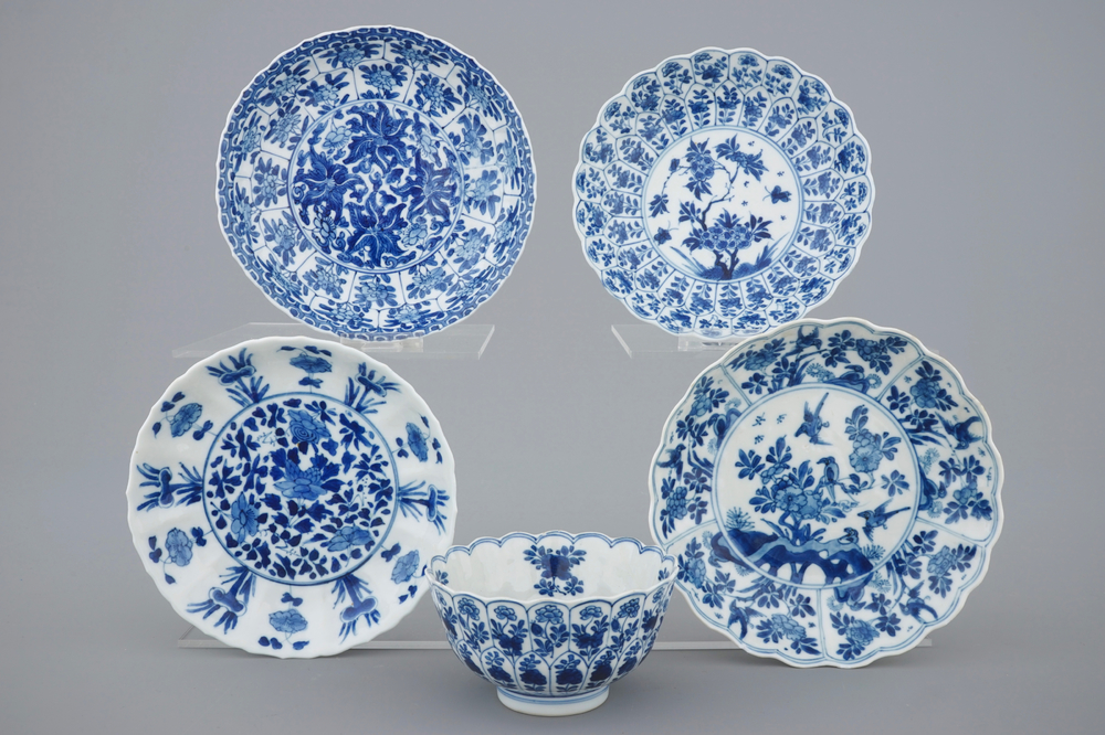 Drie blauw-witte Kangxi bordjes en een lotusvormig kommetje op onderschotel, Kangxi