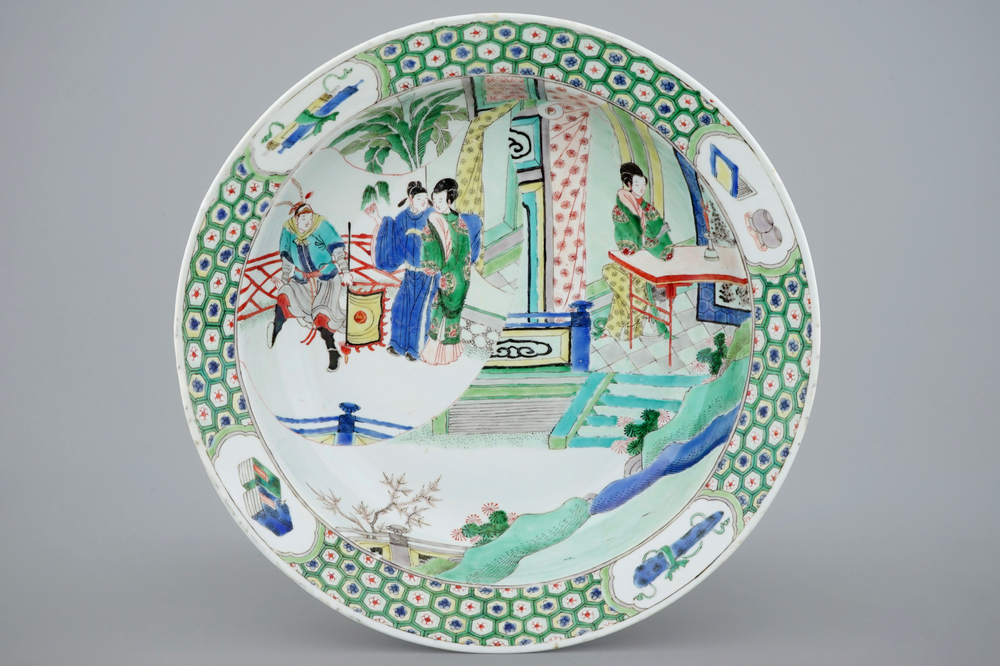 Un grand plat en porcelaine de Chine famille verte, Kangxi