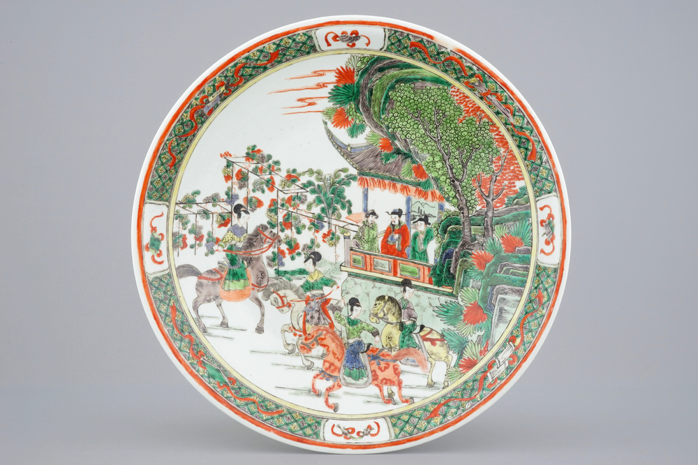 Un grand plat en porcelaine de Chine famille verte, 20&egrave;me