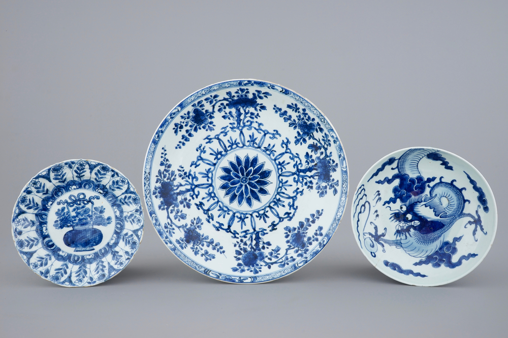 Un grand plat et deux assiettes en porcelaine de Chine bleu et blanc, Kangxi