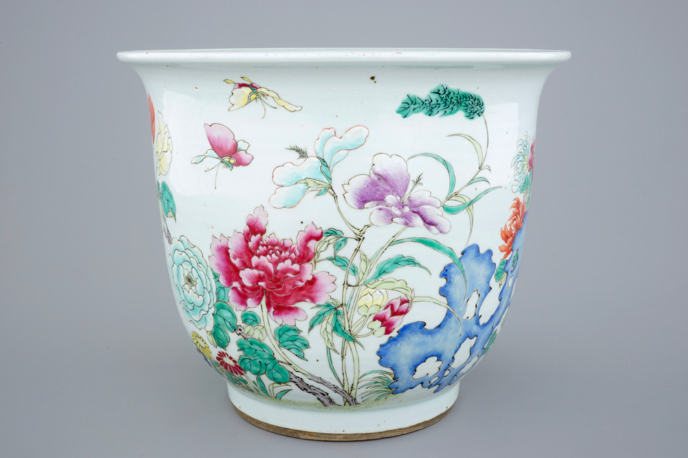 A large Chinese famille rose flower pot, 19th C.