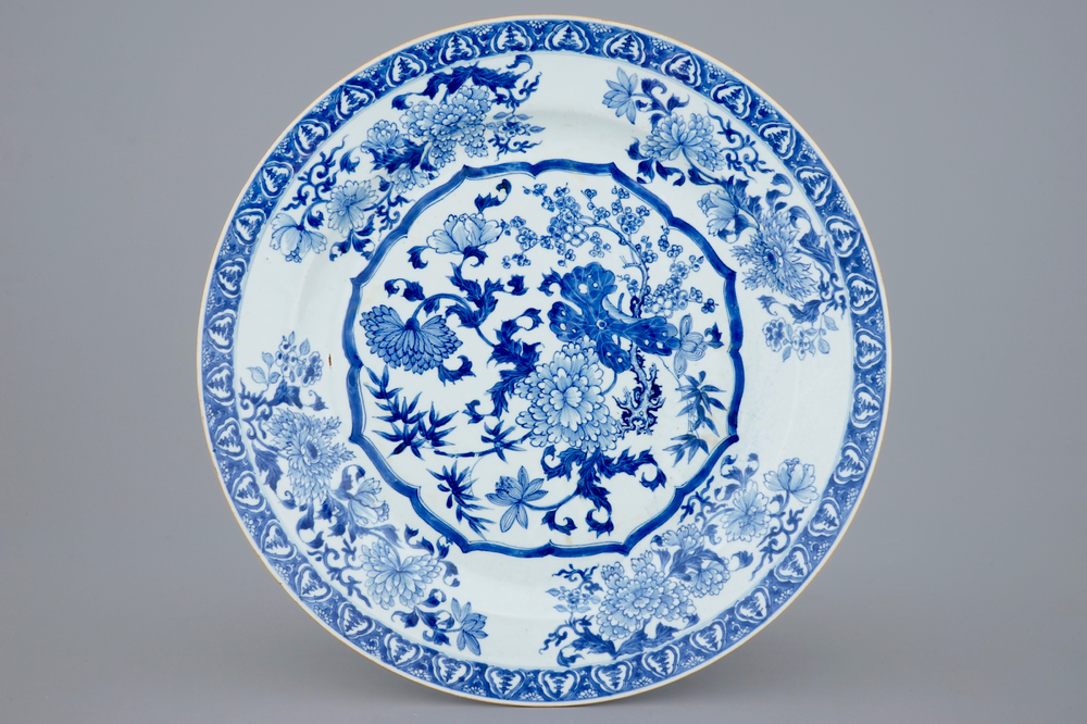 Een grote blauw-witte Chinese schotel met fijn floraal decor, Qianlong, 18e