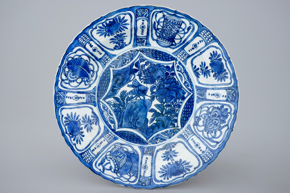 Een Chinese blauw-witte schotel met een sprinkhaan, Wanli, 1573-1619