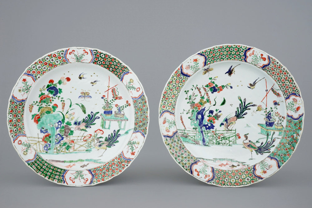 Une paire de plats en porcelaine de Chine famille verte aux paons, Kangxi