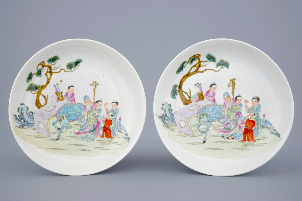 Deux assiettes en porcelaine de Chine famille rose au sages et un dragon dans un jardin, 19/20&egrave;me
