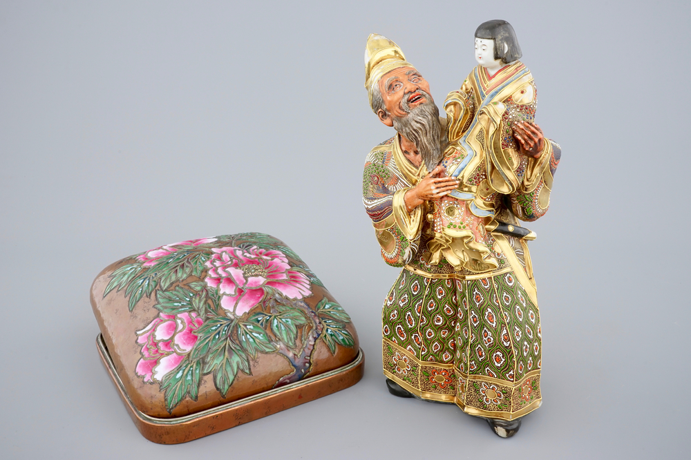 Een Japanse ge&euml;mailleerde koperen doos, Ando Jubei en een grote Satsuma figuur, 19e eeuw