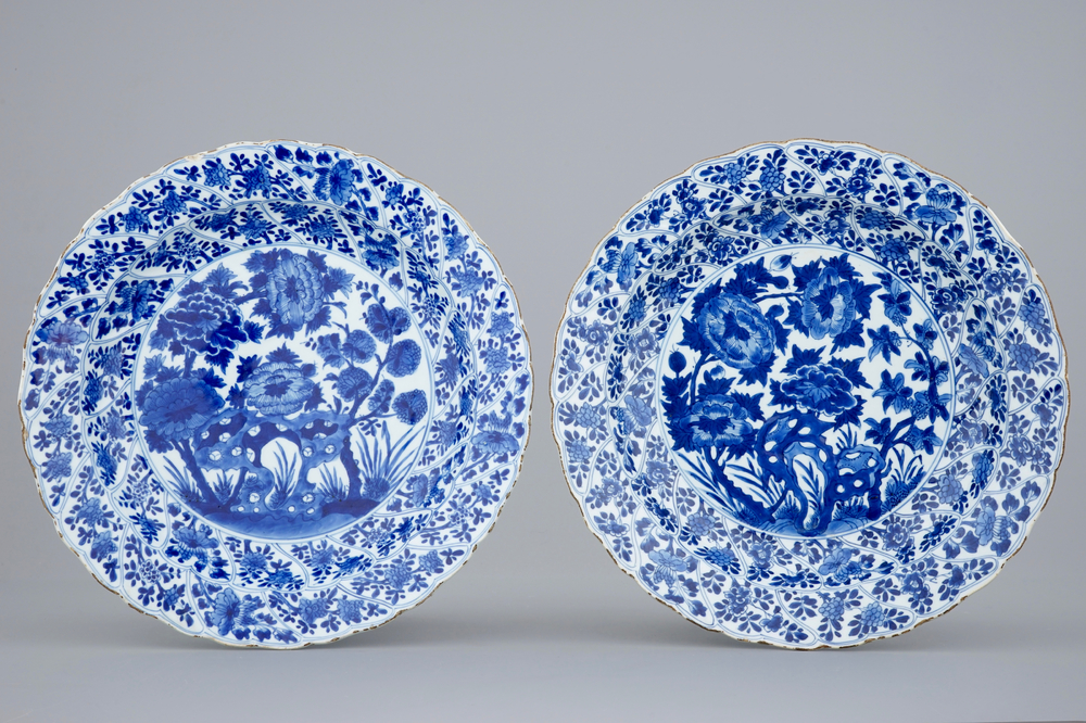Une paire de plats en porcelaine de Chine bleu et blanc &agrave; d&eacute;cor de pivoines, Kangxi