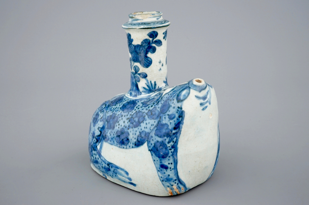 A blue and white Chinese frog-shaped kendi, Wanli, 1573-1619