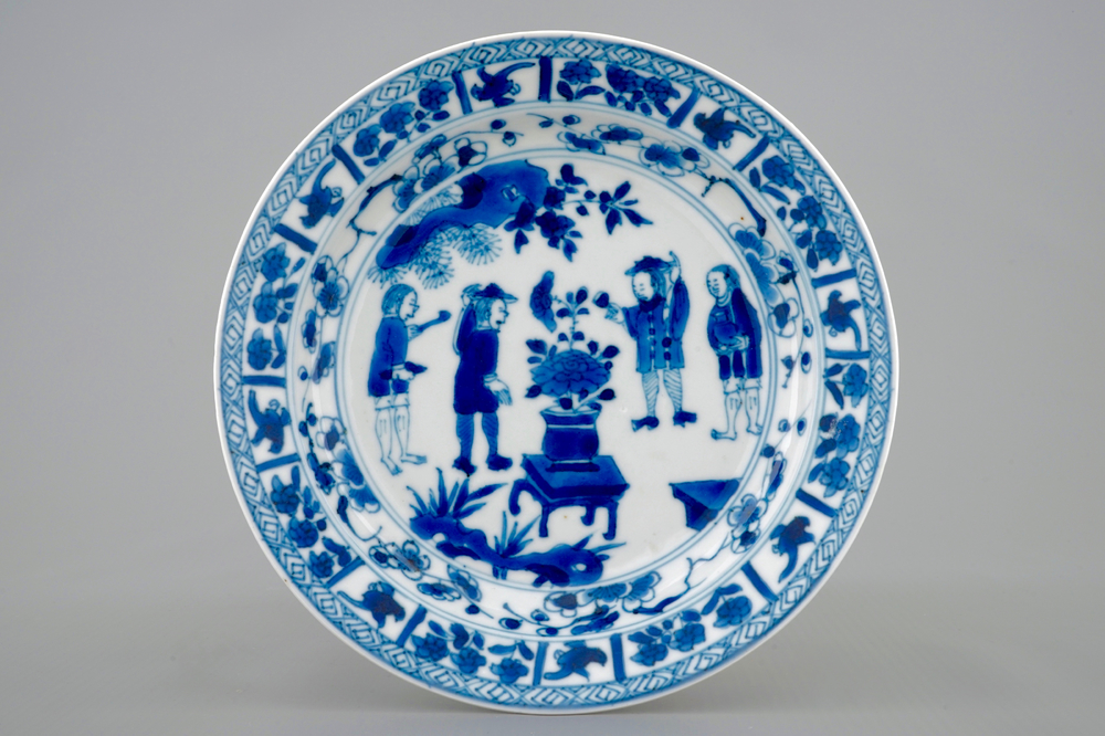 Een Chinees blauw-wit bordje met allegorie van de reuk, Kangxi