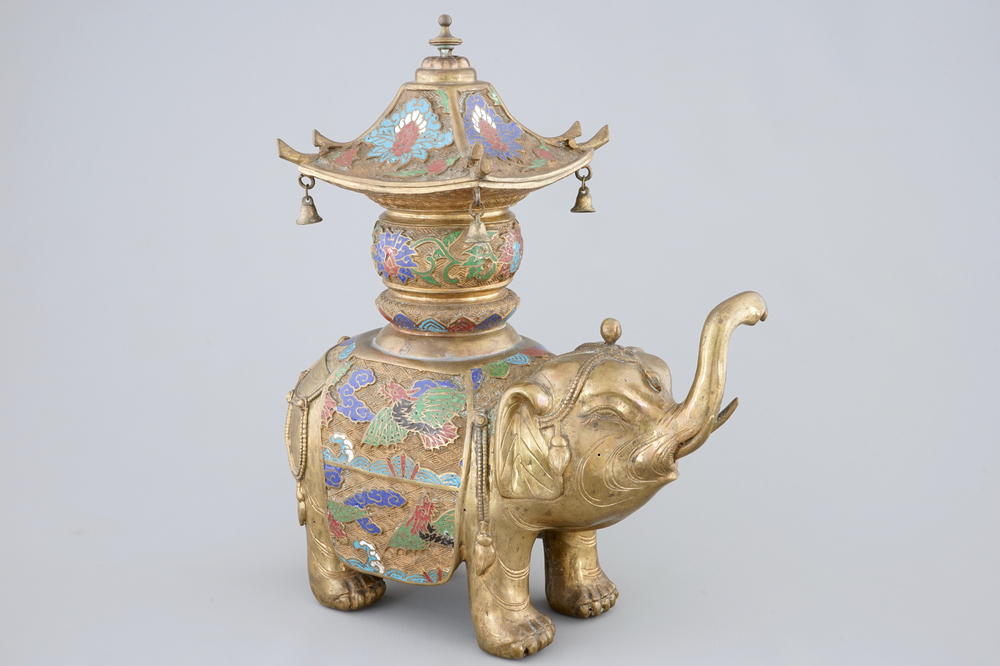 Een grote Chinese cloisonne wierookbrander in de vorm van een olifant, 19/20e eeuw