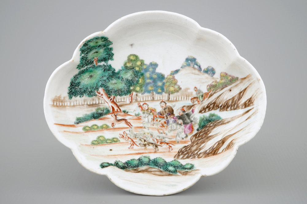 Een Chinees famille rose export porseleinen gelobd schaaltje met een jachtsc&egrave;ne, Qianlong, 18e eeuw