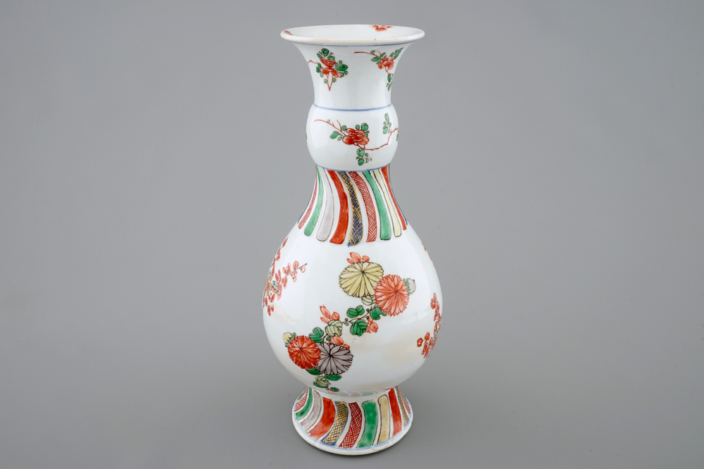 Un vase en porcelaine de Chine famille verte &agrave; d&eacute;cor floral, Kangxi