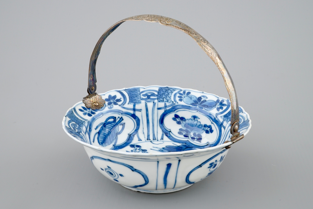 Un bol en porcelaine de Chine bleu et blanc de type Kraak mont&eacute; en argent, Wanli, 1573-1619