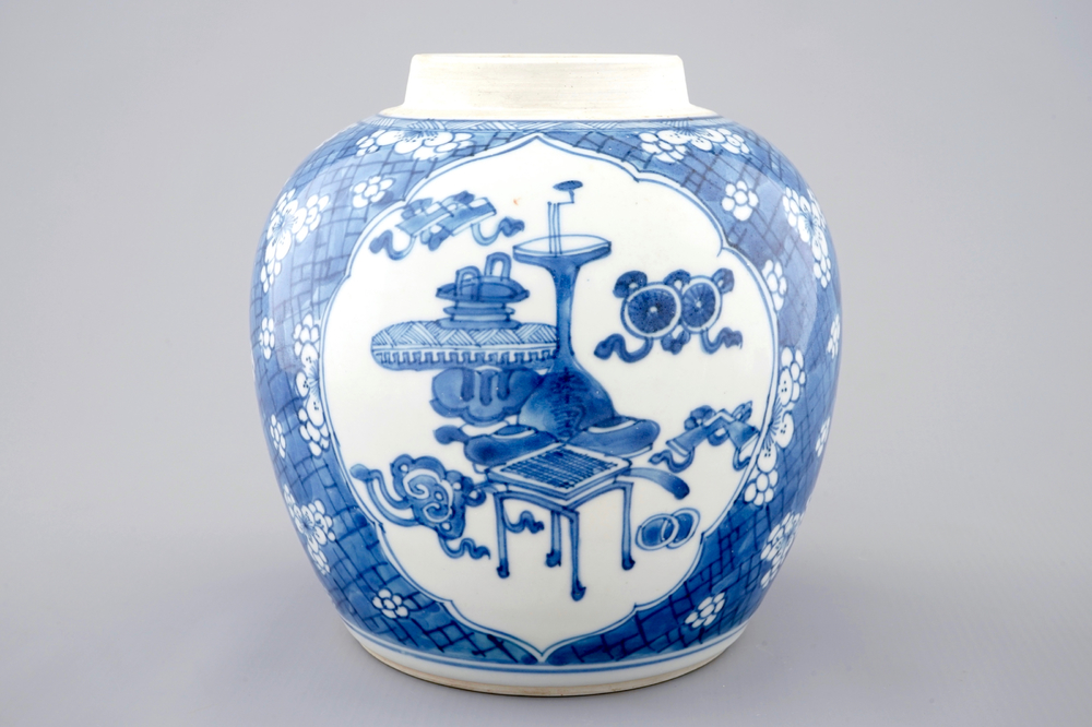 Un pot &agrave; gingembre en porcelaine de Chine bleu et blanc, Kangxi