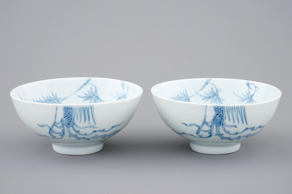 Une paire de bols au ph&eacute;nix en porcelaine de Chine bleu et blanc, marque et prob. &eacute;poque de Yongzheng