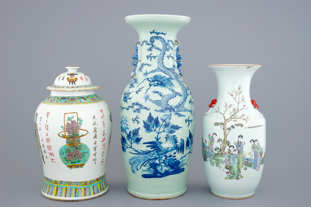 Een set van 3 Chinese blauw-witte en famille rose vazen, 19/20e eeuw