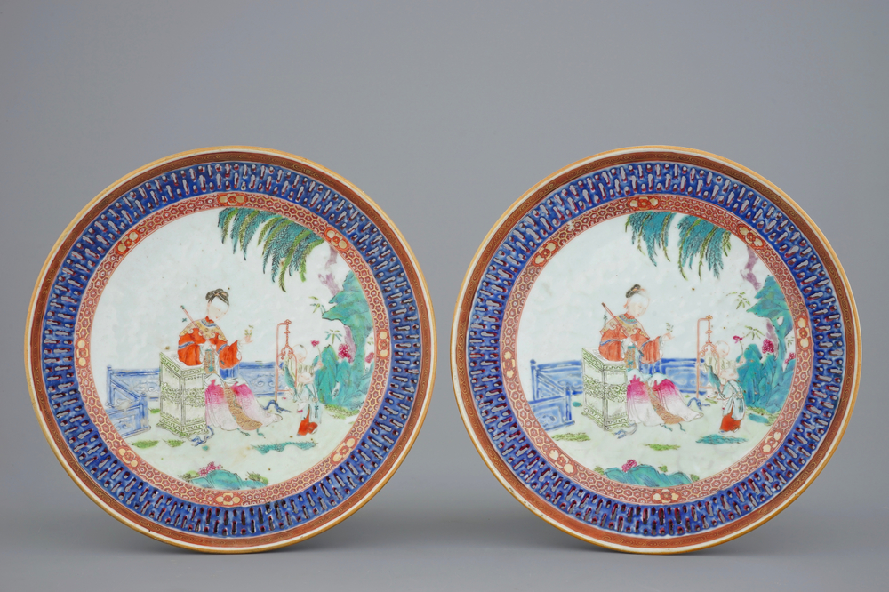 Une paire de plats en porcelaine de Chine famille rose aux ailes ajour&eacute;es, Yongzheng/Qianlong