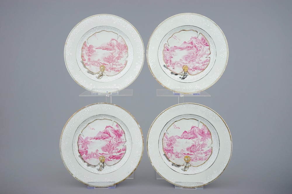 Een set van vier Chinese borden met bianco sopra bianco decor, Qianlong, 18e eeuw
