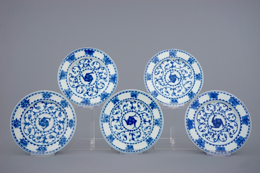 Een set van vijf Chinese blauw-witte borden met karpers, Kangxi