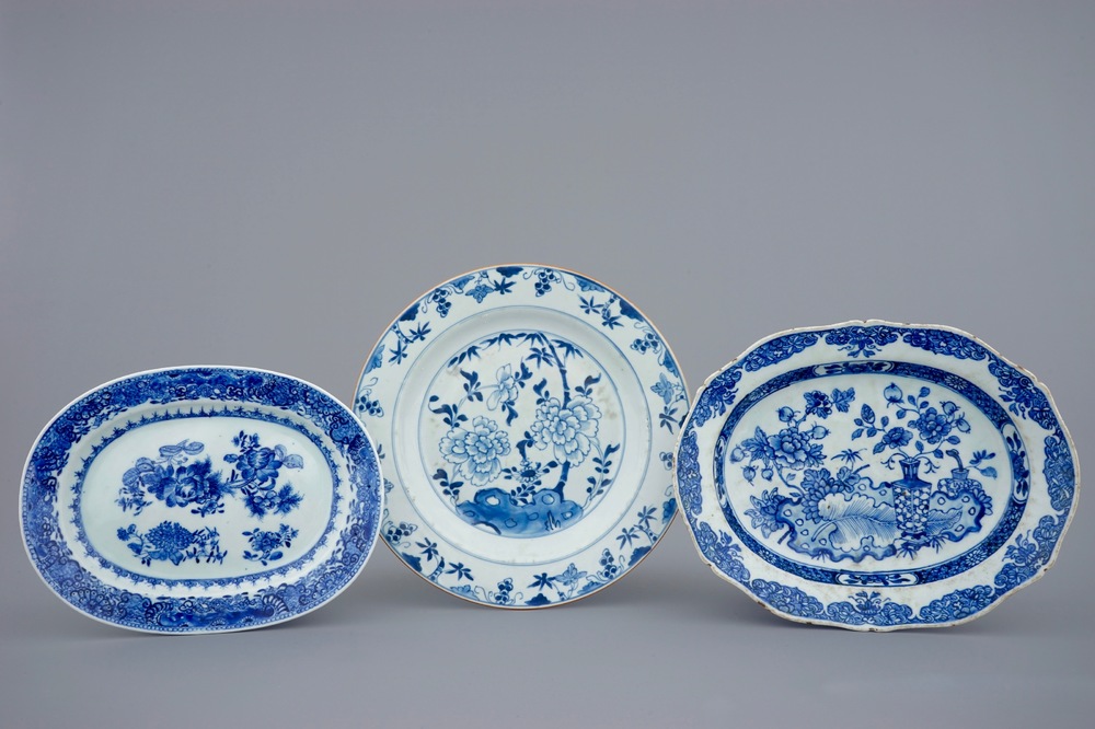 Twee blauw-witte Chinese ovale schotels en een bord, Qianlong
