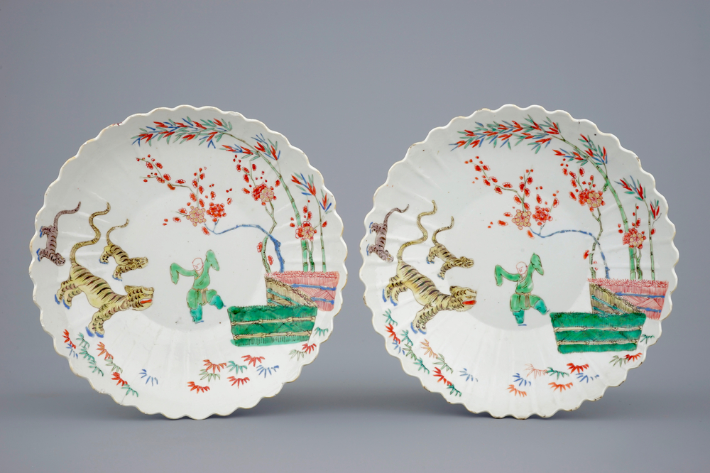 Une paire d'assiettes en porcelaine de Chine de style Kakiemon, Kangxi, d&eacute;but du 18&egrave;me