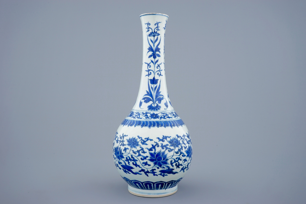 Een Chinese blauw-witte vaas met lotus scrolls, Transitie periode, 1620-1683