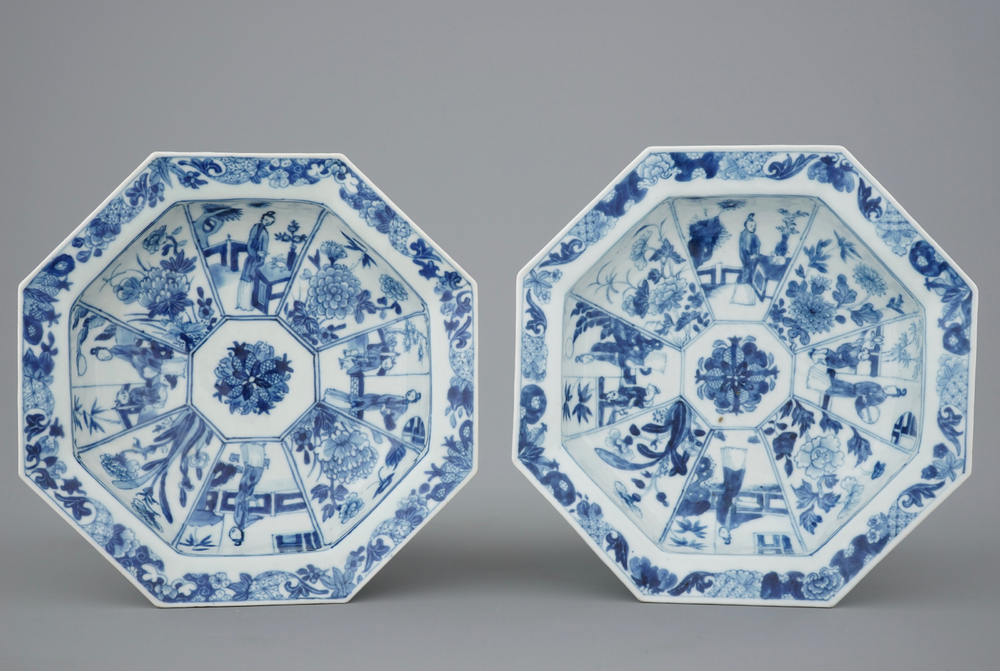 Une paire de plats octagonaux en porcelaine de Chine bleu et blanc, Kangxi