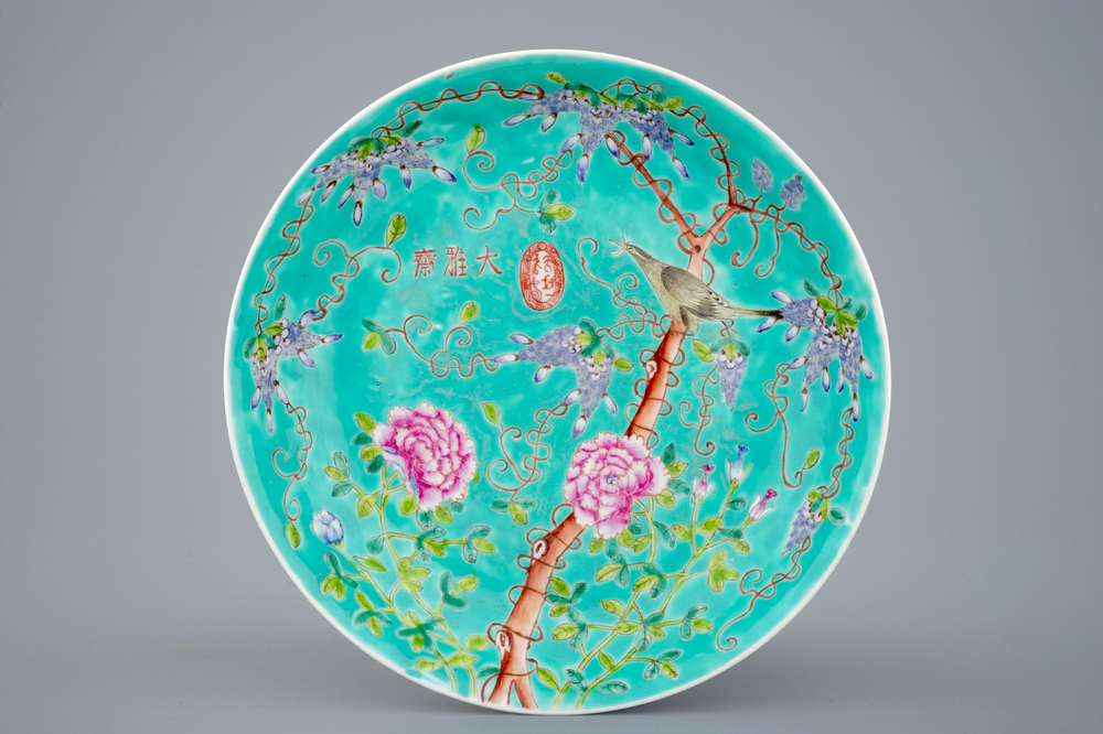 Une assiette en porcelaine de Chine de style Dayazhai au fond turquoise, 19/20&egrave;me