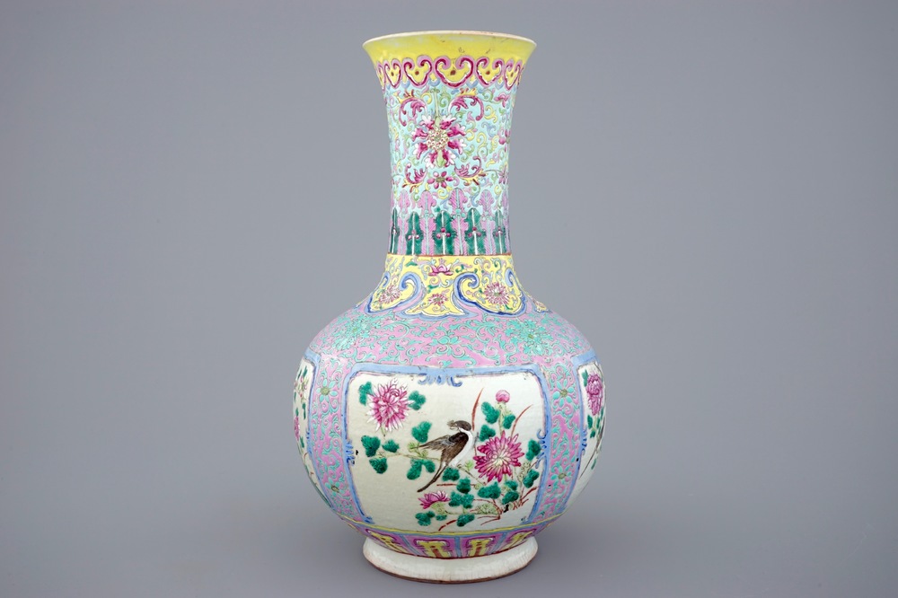Un vase millefleurs de forme bouteille en porcelaine de Chine famille rose pour l'Indon&eacute;sie, 19/20&egrave;me