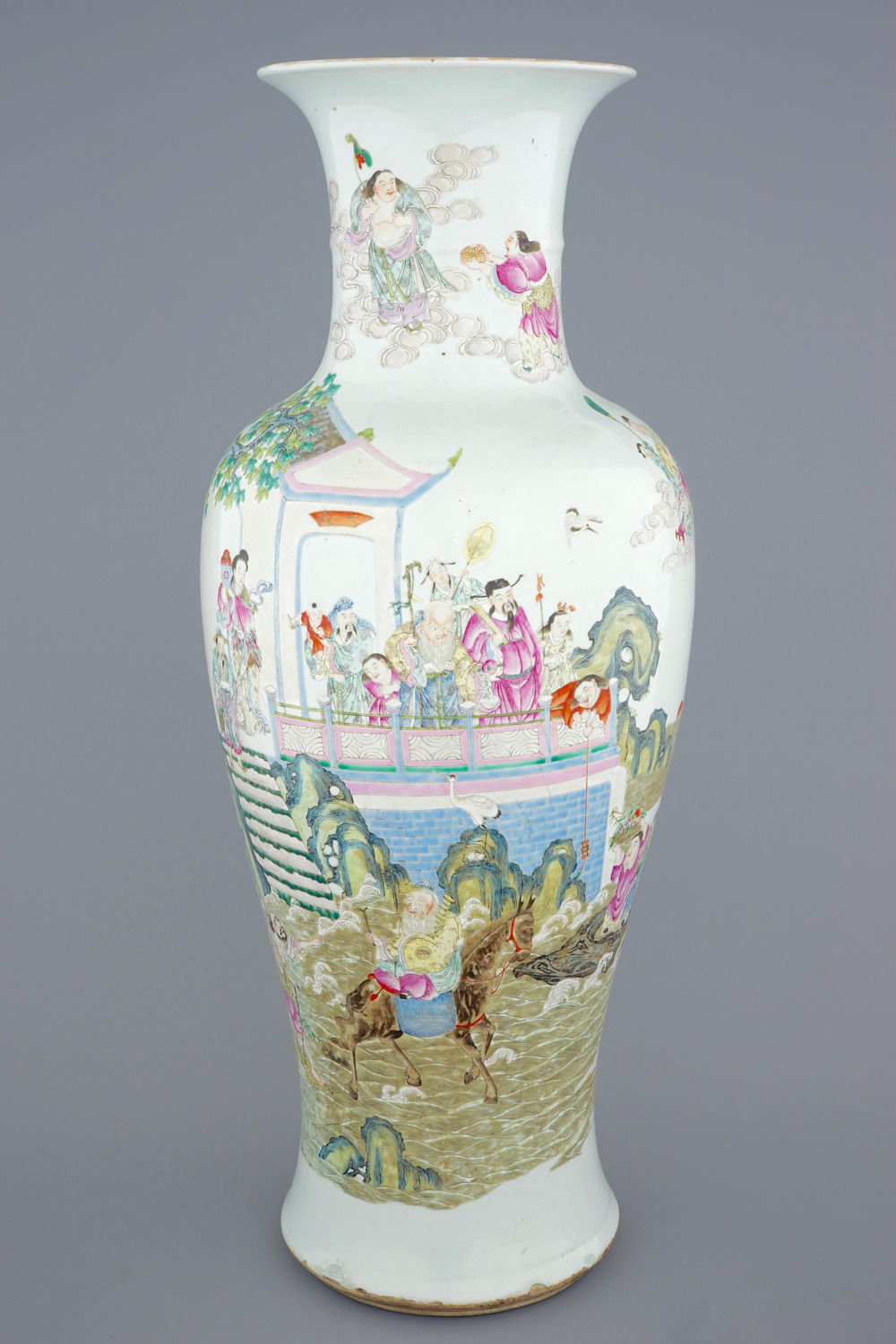 Een zeer grote fijne Chinese famille rose vaas, 18/19e eeuw