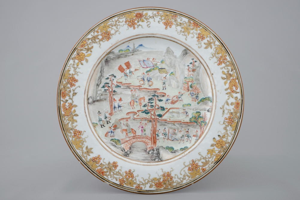 Een Chinees export porselein bord met decor van een optocht, Qianlong, 18e eeuw