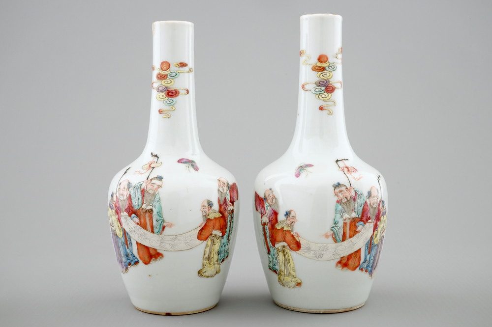 Een paar flesvormige Chinese famille rose vaasjes, 19e eeuw