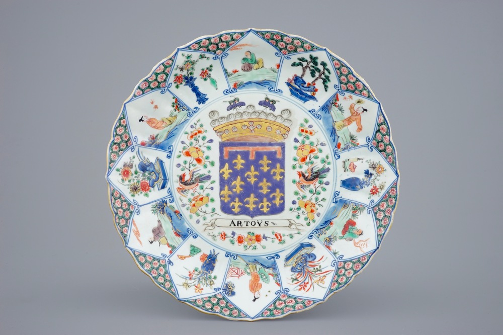 Un plat en porcelaine de Chine famille verte aux armes d'Artoys, Kangxi/Yongzheng, ca. 1720