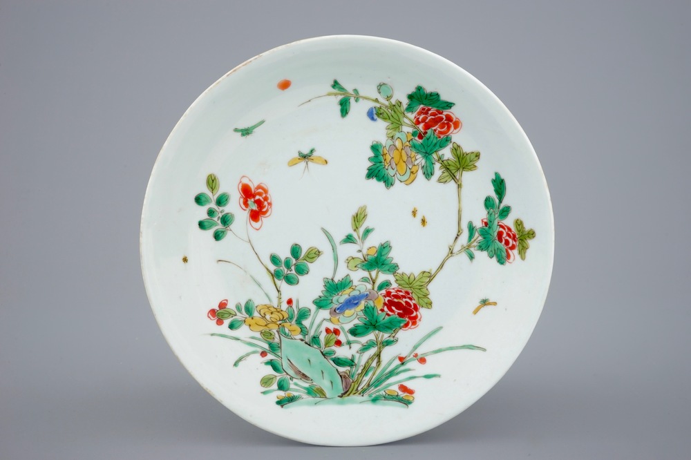 Une assiette en porcelaine de Chine famille verte &agrave; d&eacute;cor floral, Kangxi