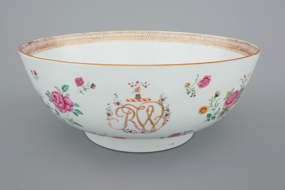 A large Chinese famille rose monogrammed bowl with decorated base, Qianlong, 18th C.