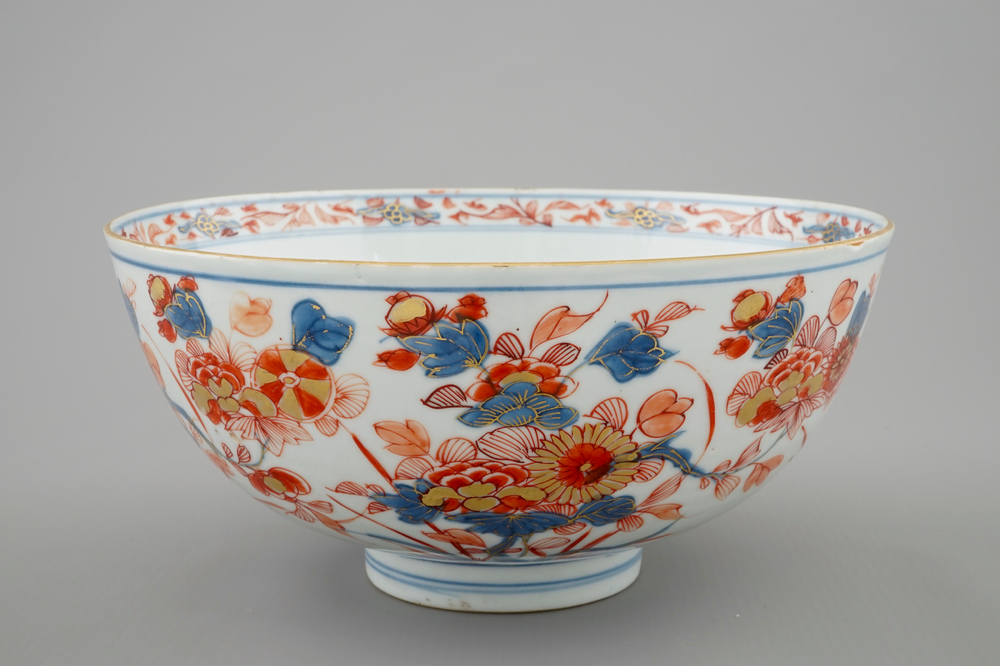 A Chinese Imari-style bowl with floral design, Kangxi